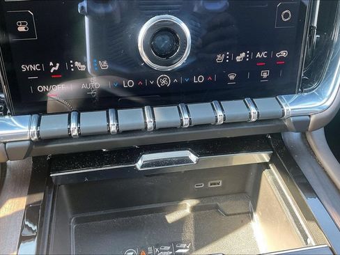 Used 2025 GMC Yukon Denali Ultimate AWD/4WD image 15