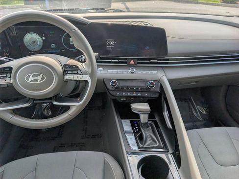 Used 2024 Hyundai Elantra SEL w/ Convenience Package FWD image 16