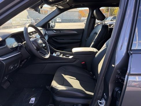 New 2025 Jeep Grand Cherokee 4WD image 9