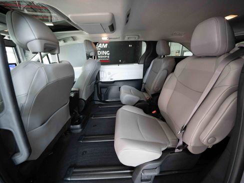 Used 2025 Toyota Sienna XLE w/ XLE Plus Package AWD/4WD image 24