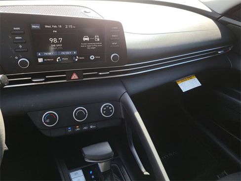 Certified 2025 Hyundai Elantra SE image 19
