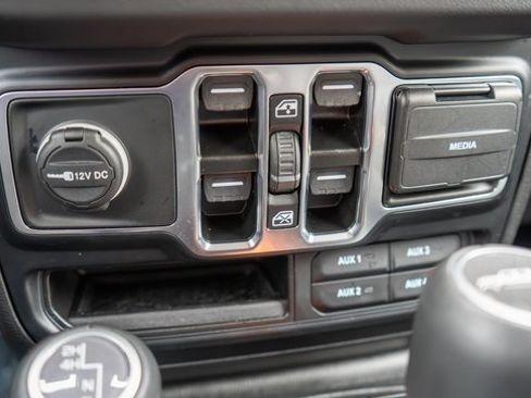 Used 2024 Jeep Gladiator Sport w/ Premium Package image 29