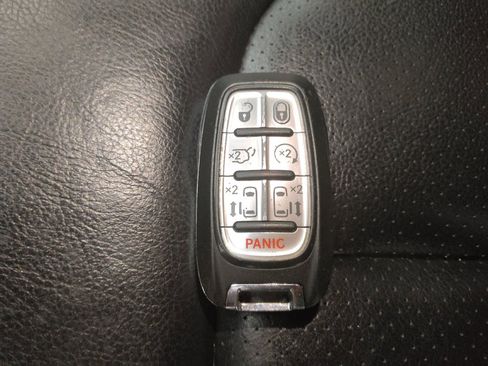 Used 2022 Chrysler Pacifica Touring-L image 32