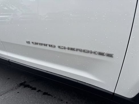 Used 2023 Jeep Grand Cherokee L Laredo AWD/4WD image 10