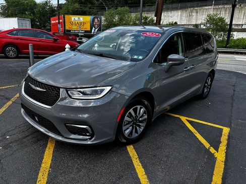 Used 2022 Chrysler Pacifica Touring-L w/ Uconnect Theater Family Group FWD image 3