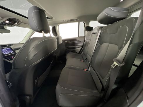 Used 2023 Jeep Grand Cherokee Laredo image 23