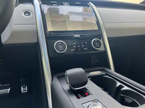 Certified 2024 Land Rover Discovery Dynamic SE image 9