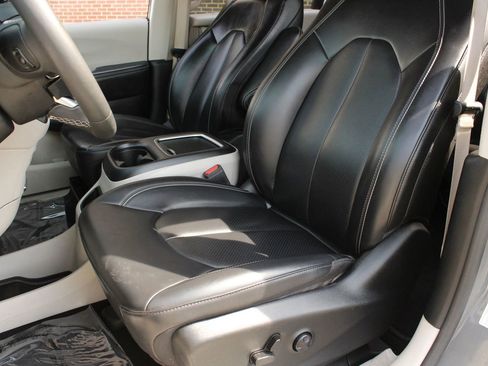 Used 2023 Chrysler Pacifica Touring-L FWD image 12