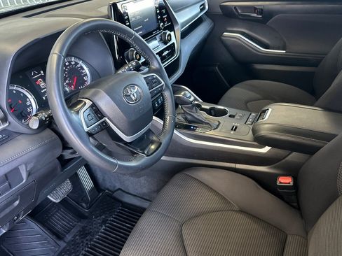 Used 2022 Toyota Highlander LE FWD image 9