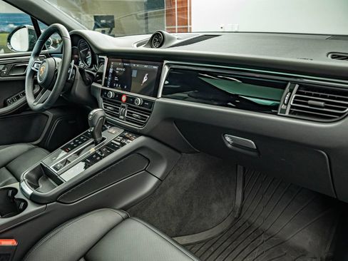 Certified 2026 Porsche Macan AWD/4WD image 40