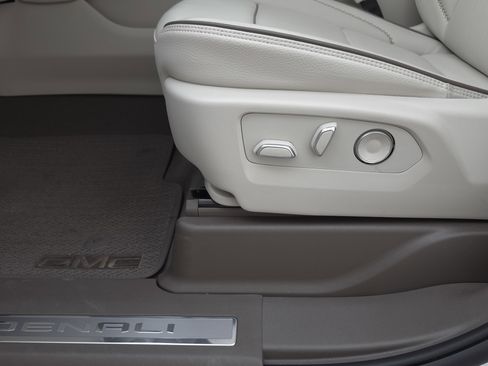 Used 2024 GMC Yukon XL Denali w/ Advanced Technology Package image 11