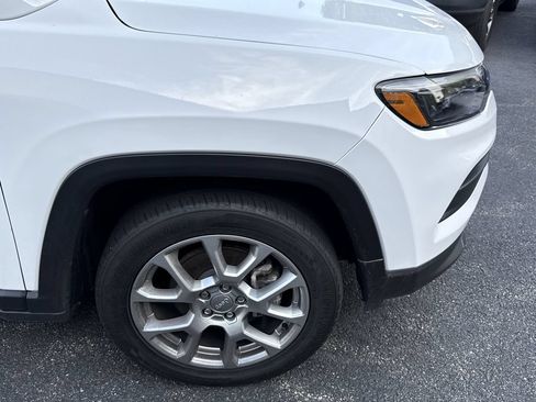Used 2022 Jeep Compass Latitude w/ Sun and Sound Group AWD/4WD image 9