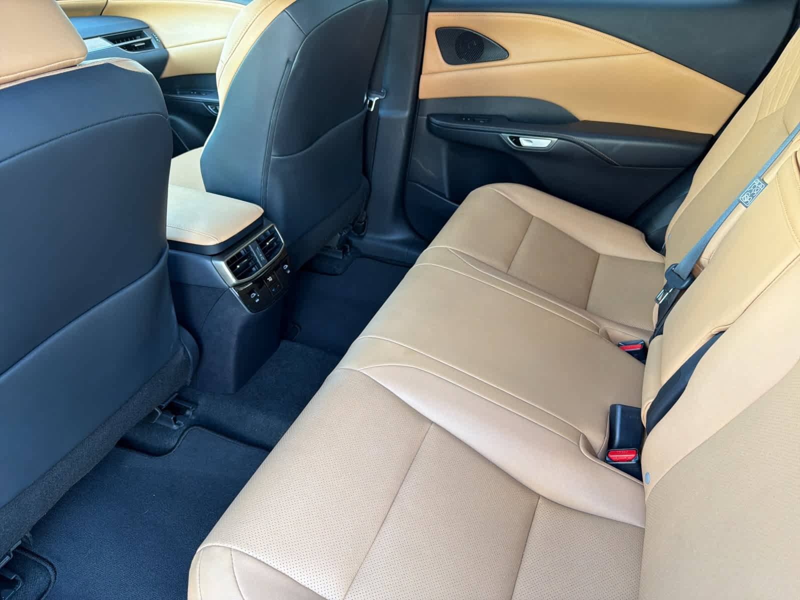 Used 2023 Lexus RX 350h w/ Cold Area Package AWD/4WD image 4