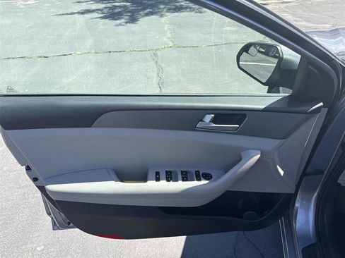Used 2016 Hyundai Sonata SE w/ Winter Weather Package FWD image 10
