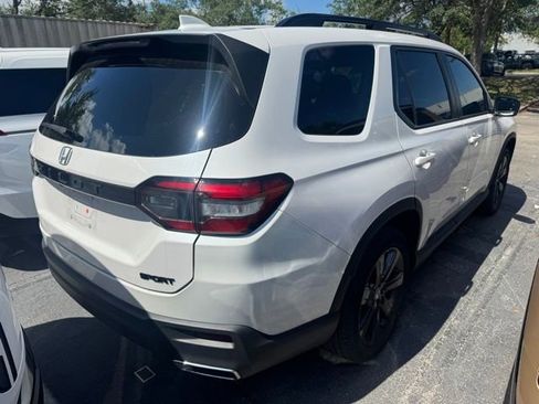 Used 2025 Honda Pilot Sport image 4