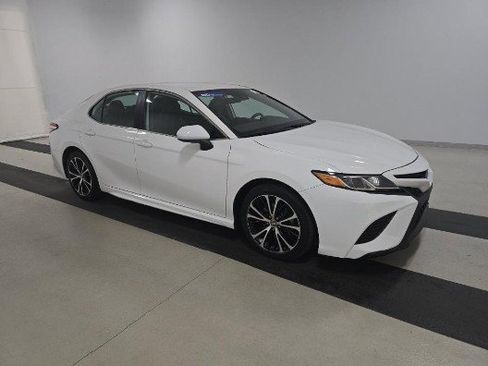 Used 2020 Toyota Camry SE image 2