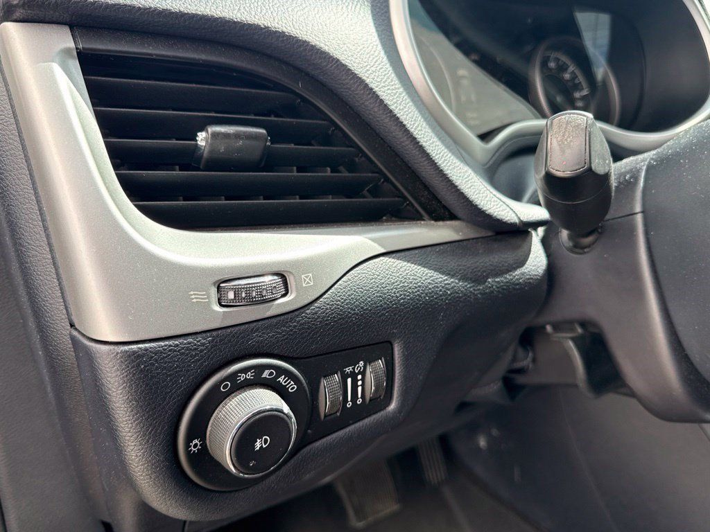Used 2017 Jeep Cherokee Limited FWD image 13