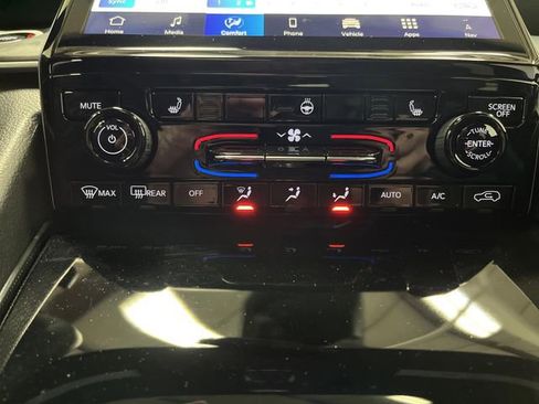 Used 2024 Jeep Grand Cherokee Limited w/ Black Appearance Package image 8