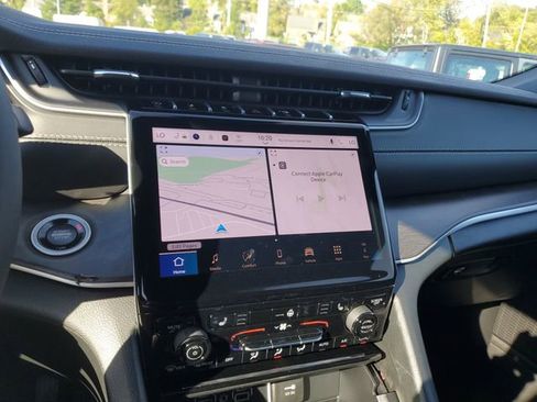 New 2025 Jeep Grand Cherokee Limited w/ Black Appearance Package image 9