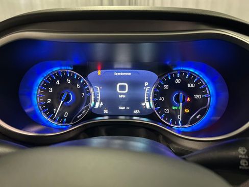 Used 2026 Chrysler Pacifica Select image 16
