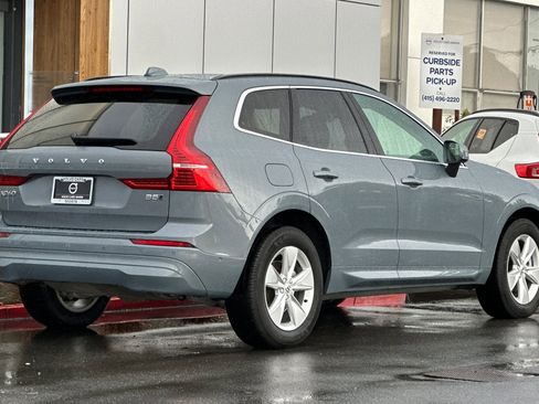 Used 2022 Volvo XC60 B5 Momentum image 2