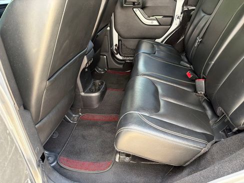 Used 2015 Jeep Wrangler Unlimited Sahara w/ Connectivity Group AWD/4WD image 38