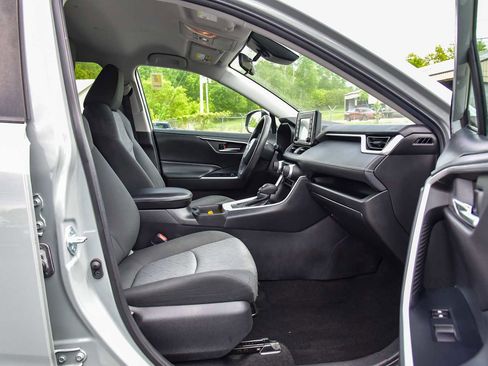 Used 2021 Toyota RAV4 XLE w/ Carpet Mat Package (TMS) AWD/4WD image 9