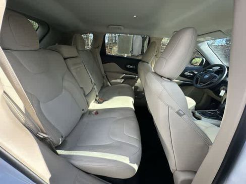 Used 2019 Jeep Cherokee Latitude w/ Popular Appearance Group AWD/4WD image 21