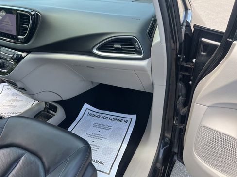 Certified 2023 Chrysler Pacifica Touring-L FWD image 45