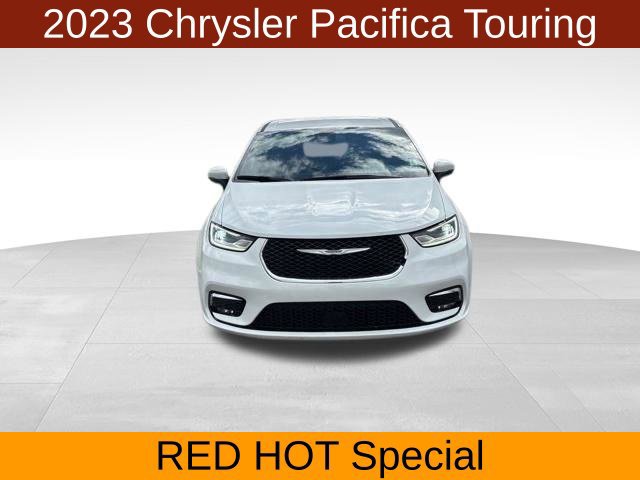 Used 2023 Chrysler Pacifica Touring FWD image 2