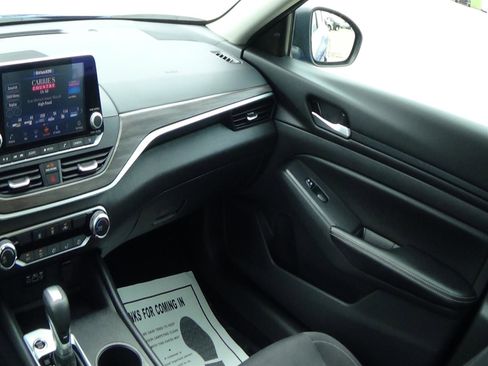 Used 2025 Nissan Altima 2.5 SV image 13