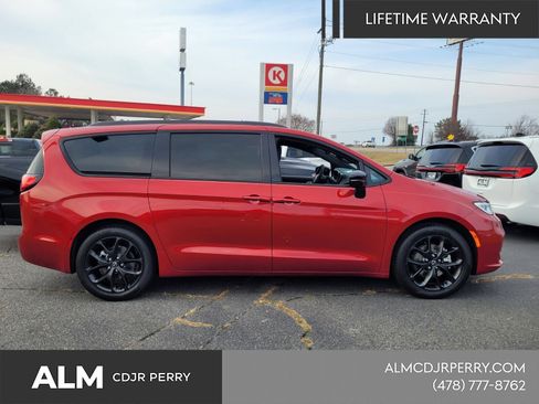 New 2026 Chrysler Pacifica Limited w/ S Appearance Package FWD image 16