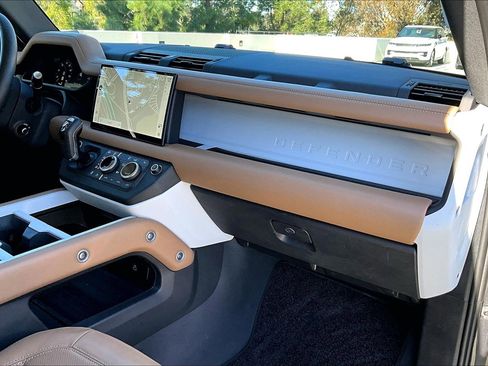 Used 2025 Land Rover Defender 110 S image 17