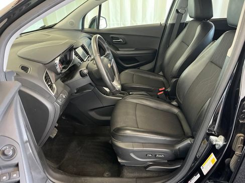 Used 2021 Chevrolet Trax LT w/ Midnight Edition FWD image 3