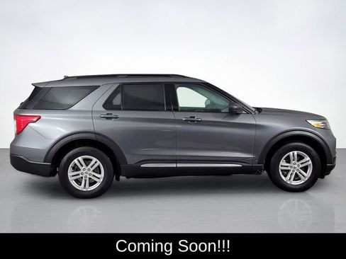 Used 2023 Ford Explorer XLT image 2
