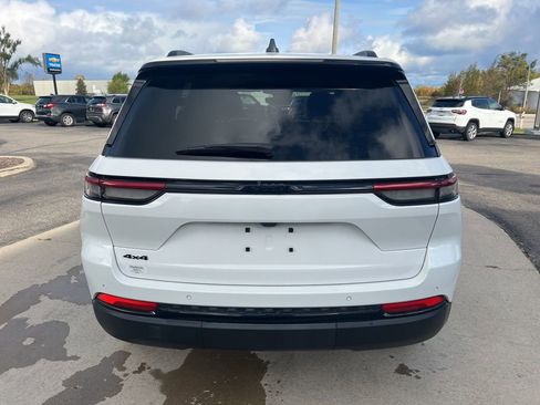 New 2025 Jeep Grand Cherokee Altitude AWD/4WD image 9