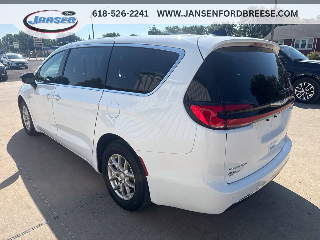 Used 2025 Chrysler Pacifica Select FWD image 4