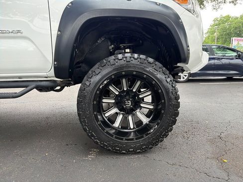 Used 2020 Toyota Tacoma TRD Sport AWD/4WD image 9