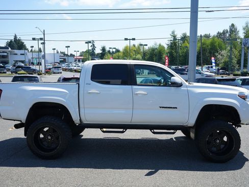 Used 2021 Toyota Tacoma SR5 w/ Technology Package AWD/4WD image 6