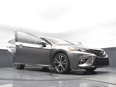 Used 2020 Toyota Camry SE w/ Carpet Mat Package image 32
