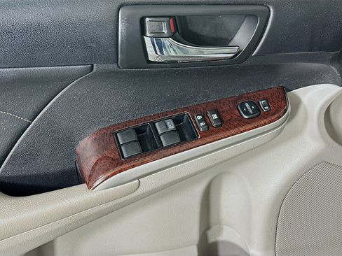 Used 2014 Toyota Camry XLE w/ Leather Package FWD image 14