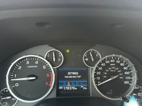Used 2017 Toyota Tundra SR5 w/ SR5 Upgrade Package AWD/4WD image 29