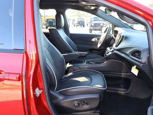 New 2026 Chrysler Pacifica Limited w/ Uconnect Theater Family Group image 32