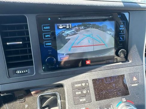 Used 2017 Toyota Sienna Limited Premium FWD image 12