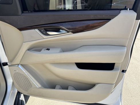 Used 2016 Cadillac Escalade Luxury AWD/4WD image 44