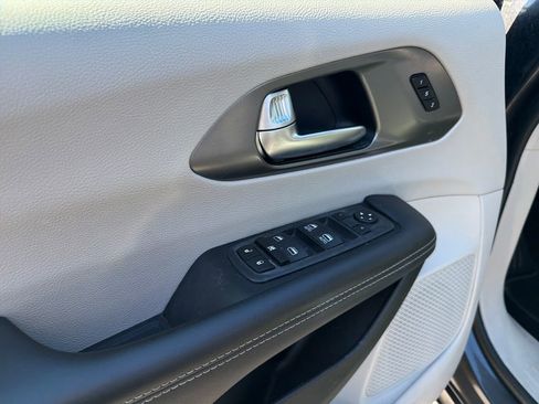 Used 2023 Chrysler Pacifica Touring-L image 14