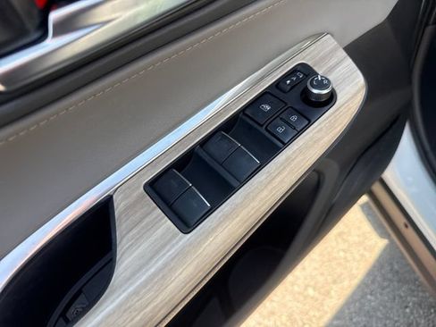 Used 2024 Toyota Venza XLE AWD/4WD image 10