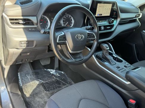 Used 2023 Toyota Highlander LE image 2