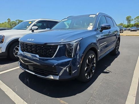Certified 2025 Kia Sorento EX w/ Panoramic Sunroof Package FWD image 4