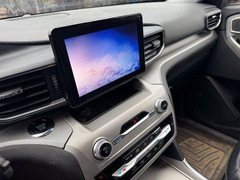 Used 2022 Ford Explorer XLT w/ Equipment Group 202A image 7